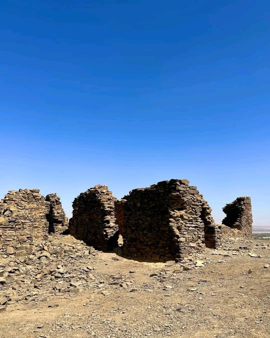 Bahariya's Heisse Quellen und der Berg, den die Briten Zurueckliessen