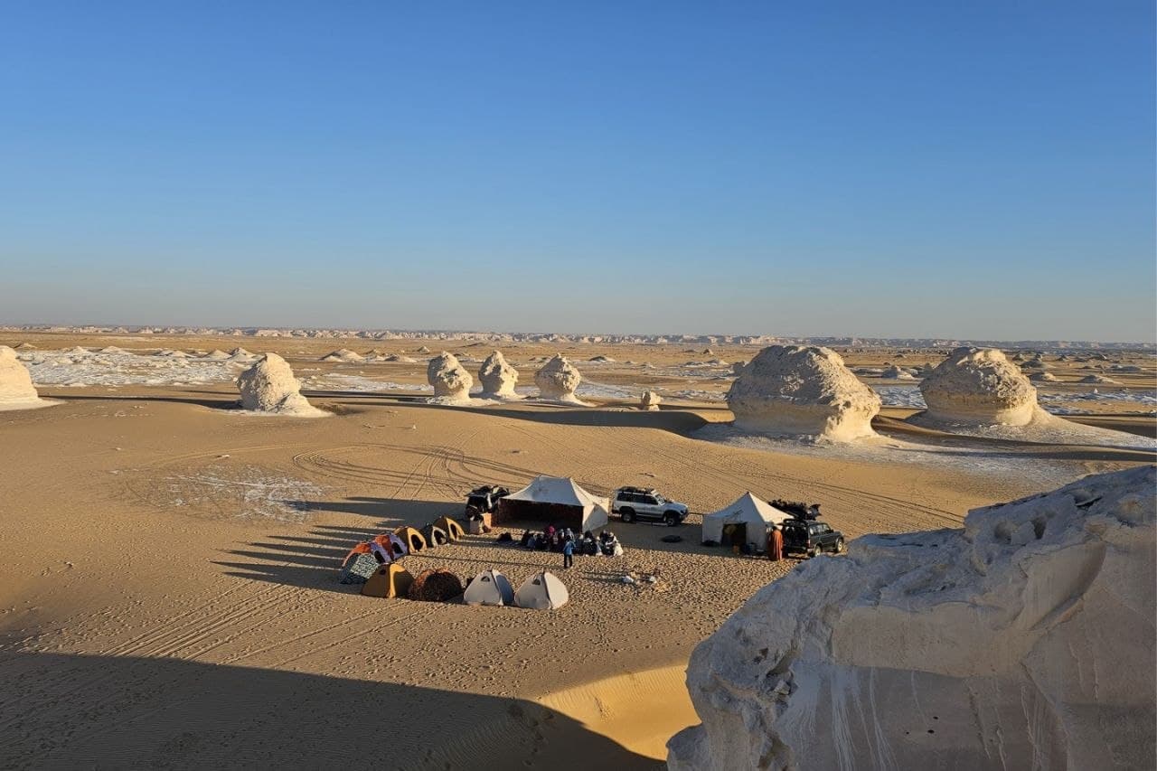 رحلة تخييم الصحراء السوداء والبيضاء ليومين
