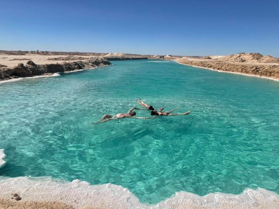 البحيرات الزرقاء الكريستالية