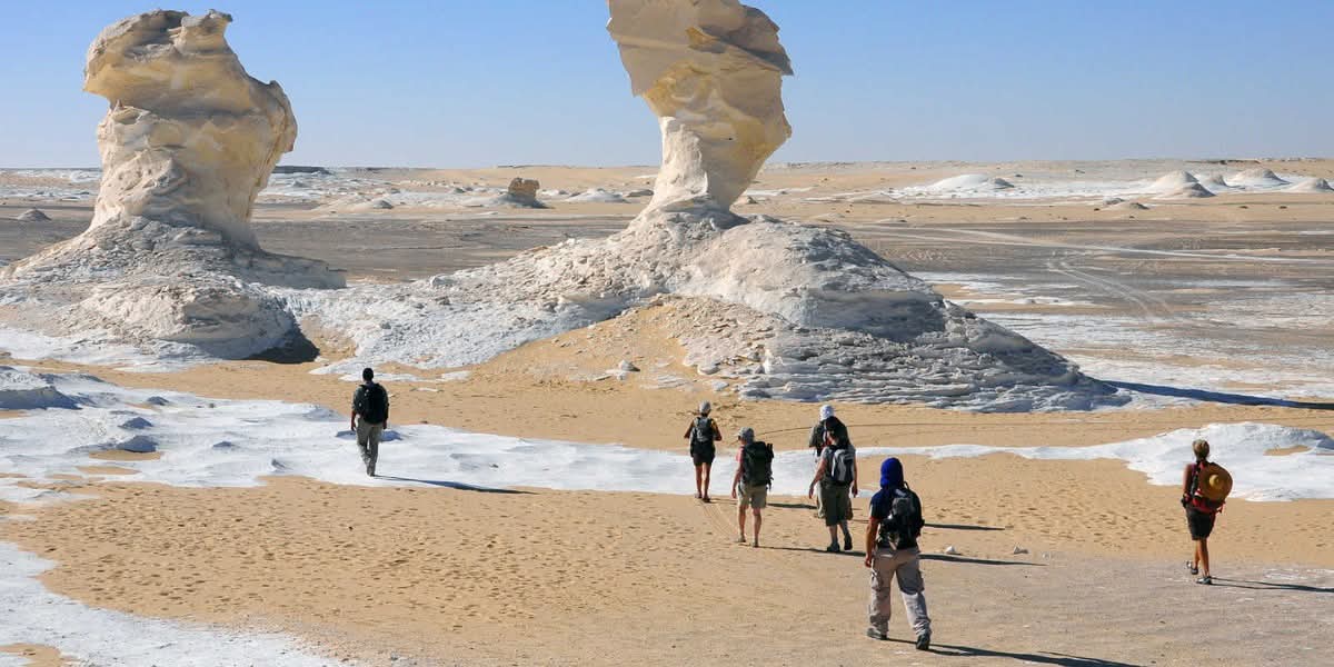 التنزه في الصحراء البيضاء